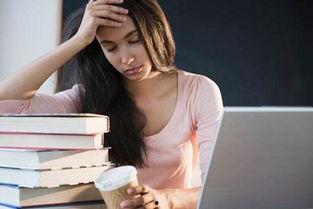 女生熬夜娱乐吃瓜酱